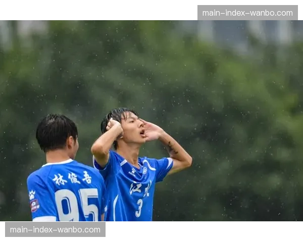 比赛因场地湿滑（拳手汗水导致）多次暂停进行清理