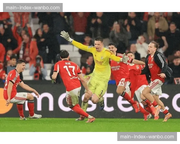 特写：读秒阶段门将布努冲入对方禁区，头球中柱错失绝平