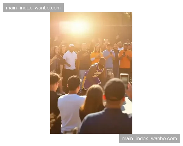 特写:詹姆斯达成45000分历史时刻,主场观众起立欢呼五分钟 特写:詹姆斯达成45000分历史时刻,主场观众起立欢呼五分钟