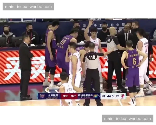 “终场哨响，四川金强老将韩硕低头走回更衣室，职业生涯前景扑朔迷离”